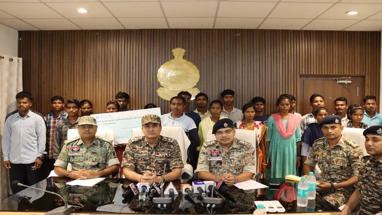 बीजापुर: फोर्स के सामने 24 हार्डकोर नक्सलियों ने किया सरेंडर, साढ़े सत्तासी लाख रुपये का घोषित था इनाम