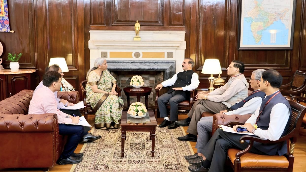 CM Sukhu met Union Finance Minister Nirmala Sitharaman, raised the issue of apples imported from Tukiya
