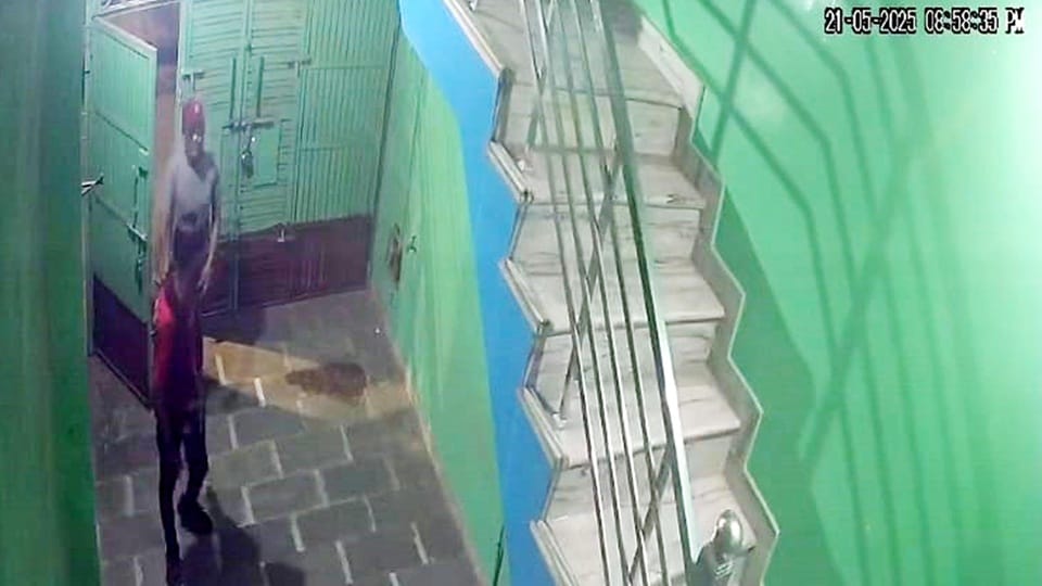 lock merchant wife hostage and robbed