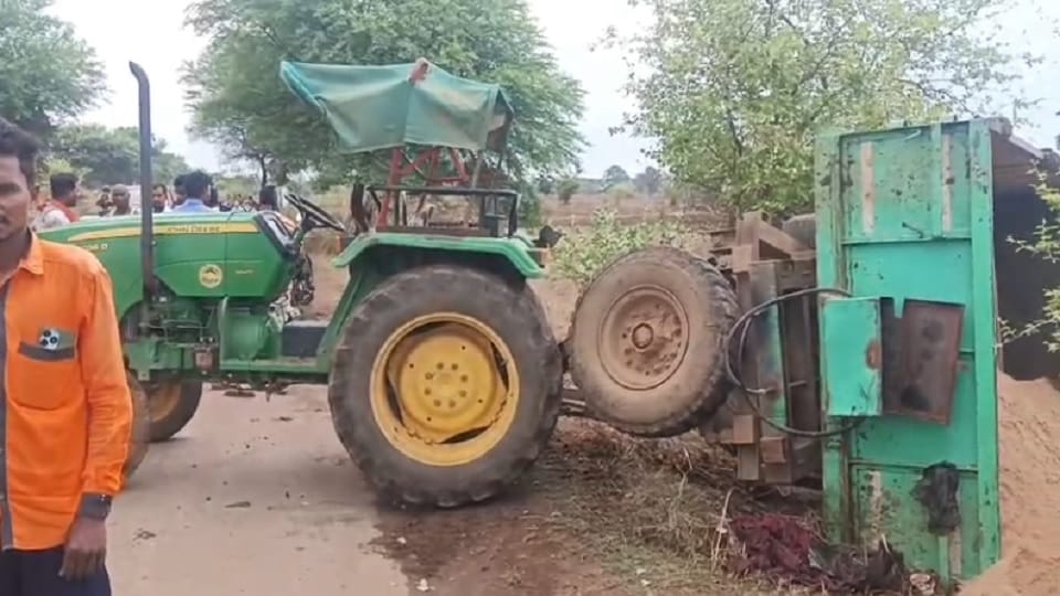 हादसे के बाद पलटी ट्रॉली