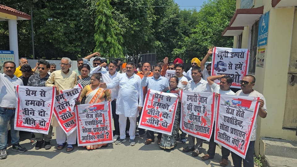 Congressmen roared at the ARTO office against overloaded dumpers in rudrapur