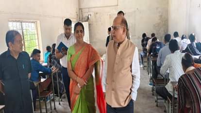 कुलपति प्रो एनबी सिंह परीक्षा केंद्र का निरीक्षण करते हुए