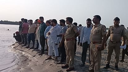 Bijnor: दो दोस्तों ने गंगा में लगाई मौत की छलांग, फिर नहीं आ पाए ऊपर, कई घंटों बाद गोताखोरों ने ही निकाले शव Bijnor: Two friends jumped to their death in the Ganga, but could not come up again