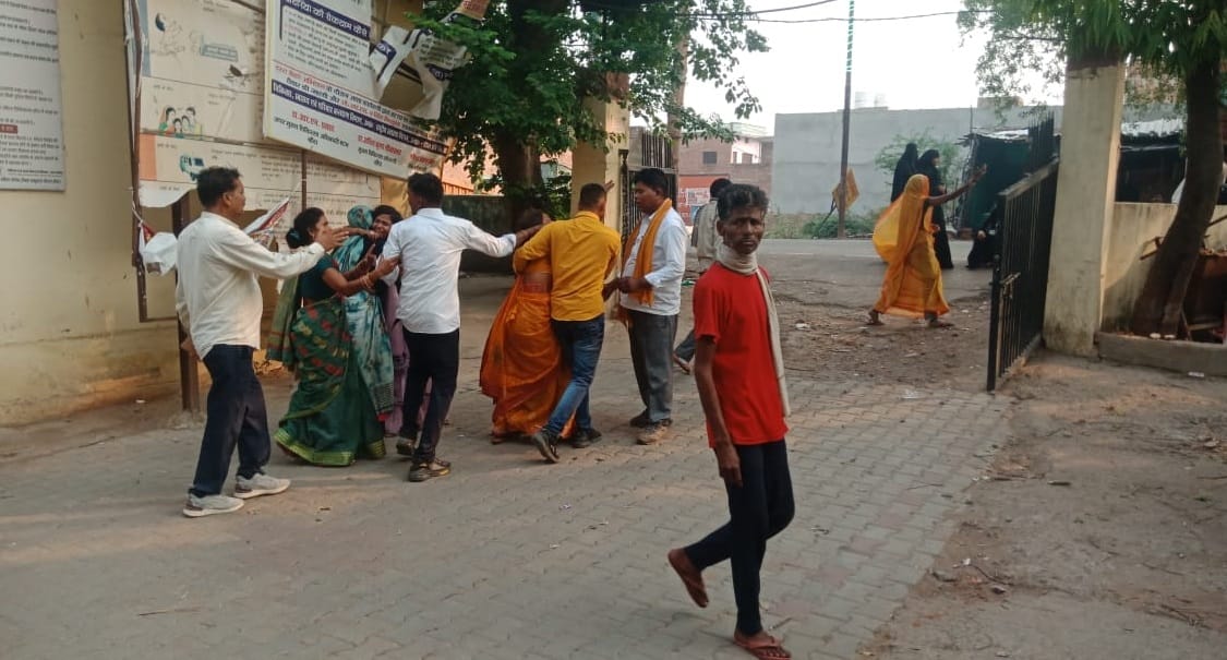 Banda Road Accident Dumper crushes mother and three children two dead two in critical condition
