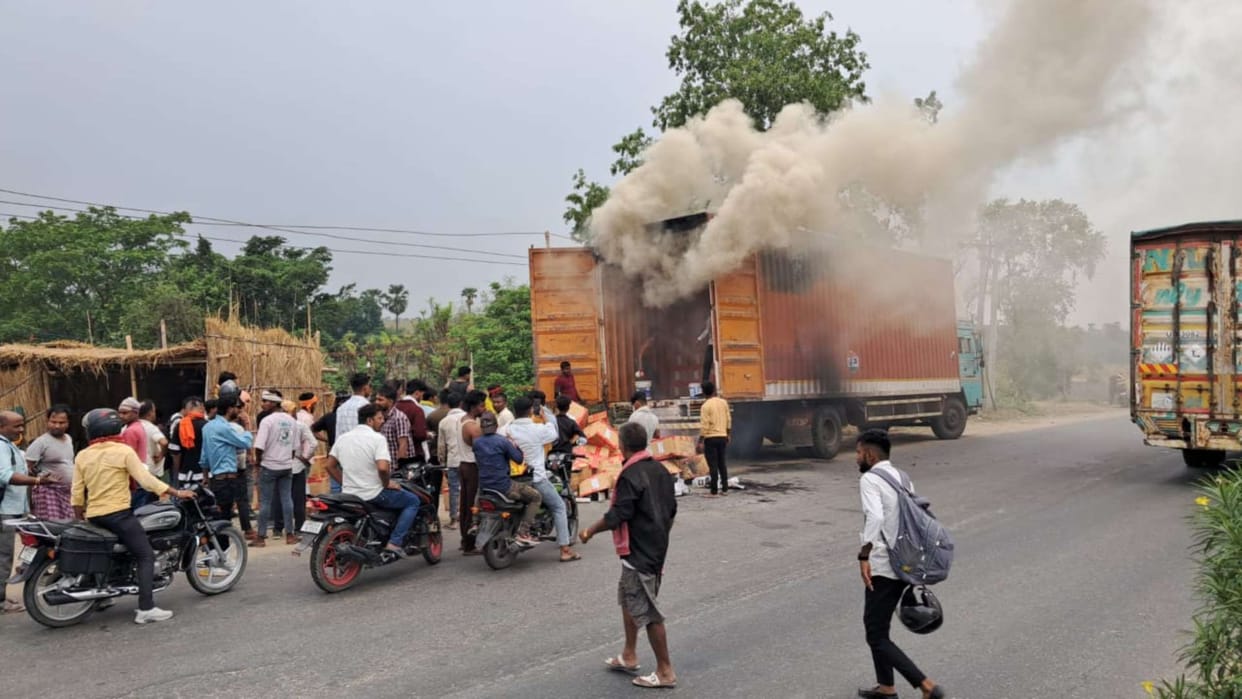 Bihar News: A huge fire broke out in a container goods worth lakhs burnt on the highway