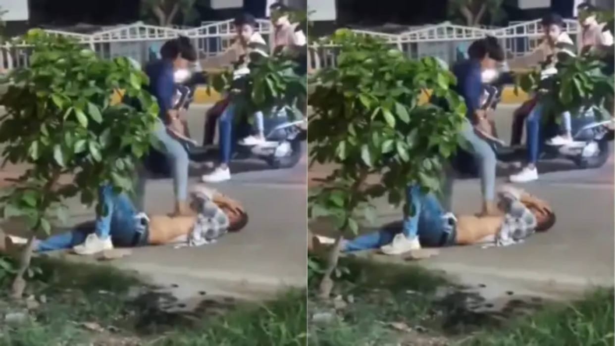 Girl could not tolerate boyfriend Cheat beat him with slippers in the middle of the road Video goes viral