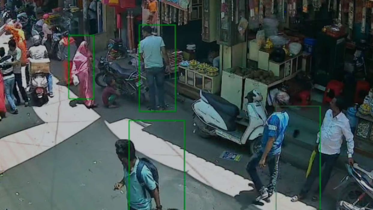 Woman's clothes caught fire in the middle of the market in Jodhpur viral video