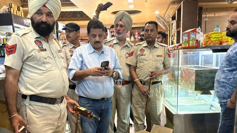 Excise department raided restaurant in Mohali recovered liquor and beer from Chandigarh