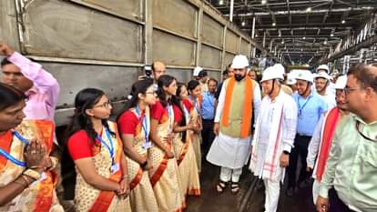 रेल मंत्री अश्विनी वैष्णव ने जमालपुर रेल इंजन कारखाना का किया दौरा