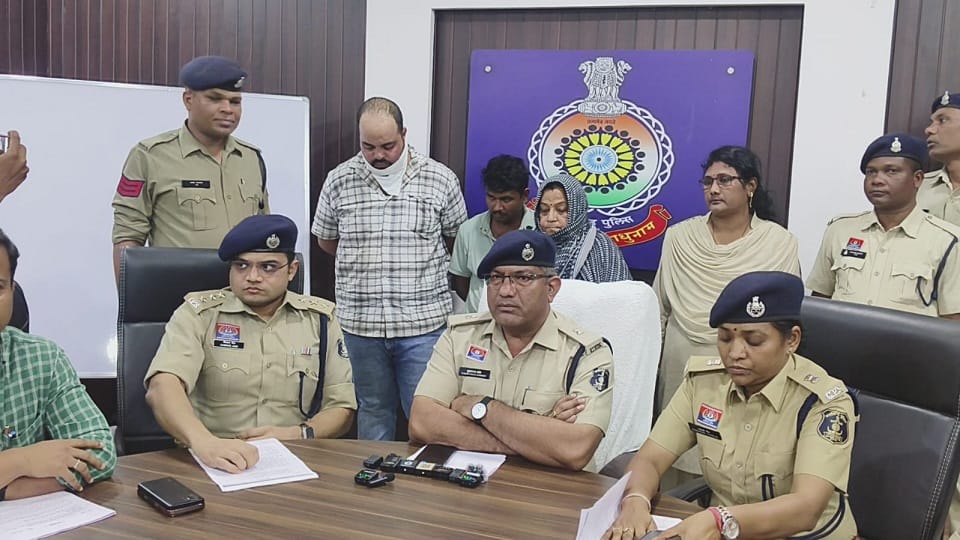 Young men and women found in objectionable condition woman used to deal on WhatsApp in Durg