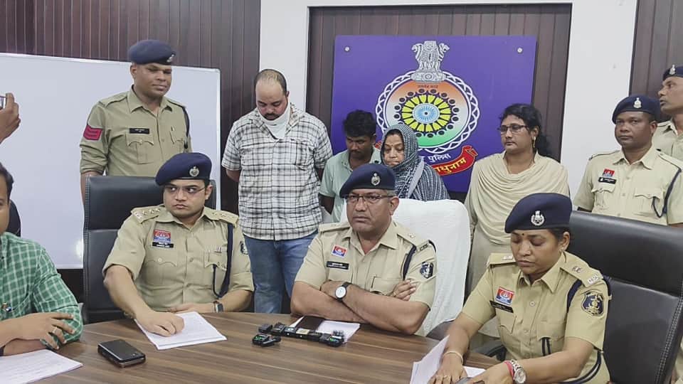 पुलिस की गिरफ्त में आरोपी