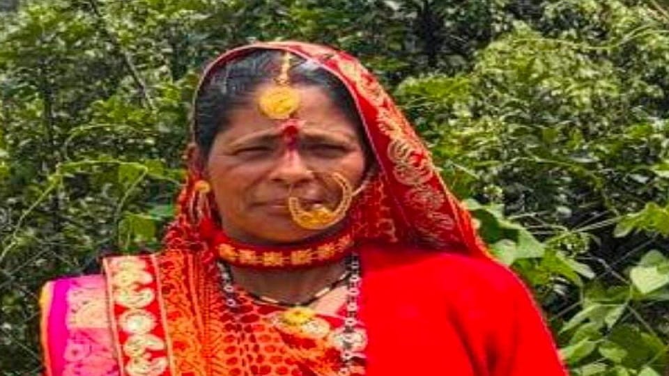 A woman died after flowing into a ravine in Budhibana bhimtal