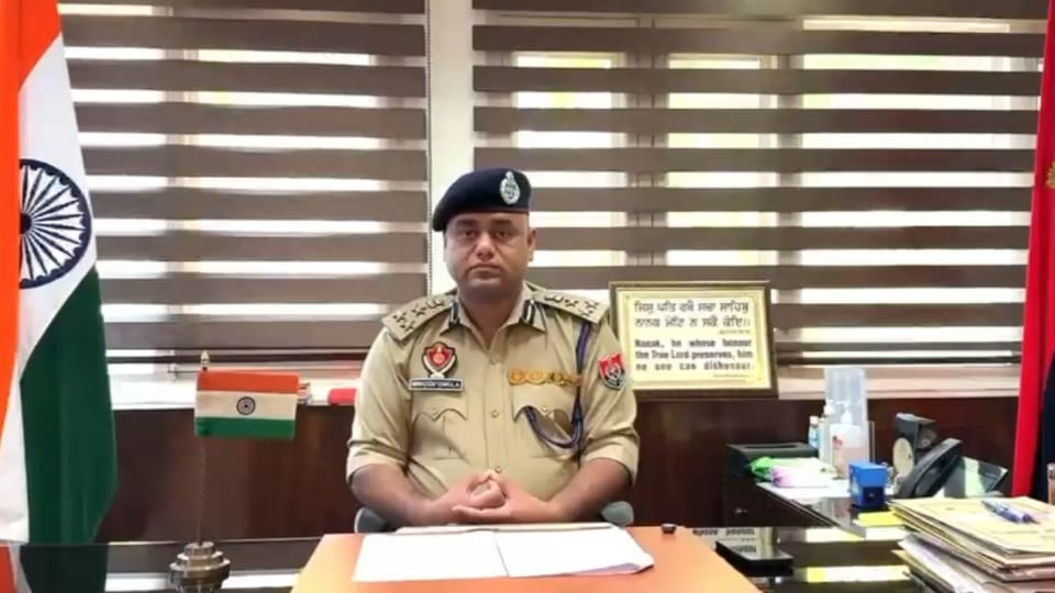 Took bribe to release smuggler action against four policemen in Phagwara