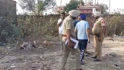 माैके पर जांच करते  पुलिसकर्मी