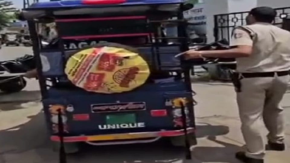 Ramnagar News: Police took the body to the postmortem house in an e-rickshaw