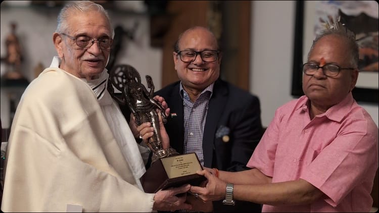 Renowned Poet-lyricist Gulzar Receives Jnanpith Award At His Residence, News In Hindi – Amar Ujala Kavya