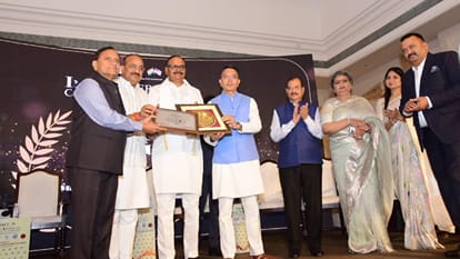 Those who made outstanding contributions in various fields were honored in seminar held in Lucknow