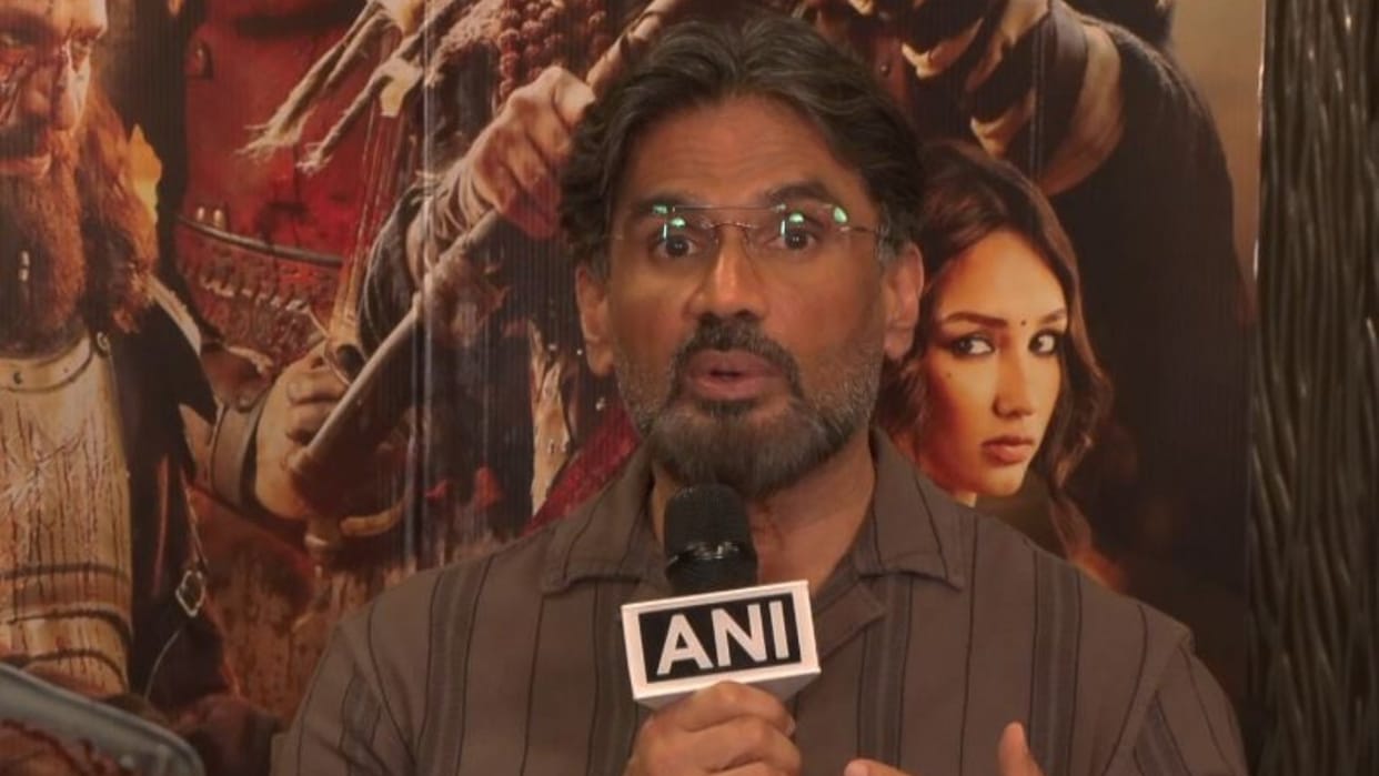 Actor suniel shetty says before dhadkan rerelease that movie is reliving itself after 25 years