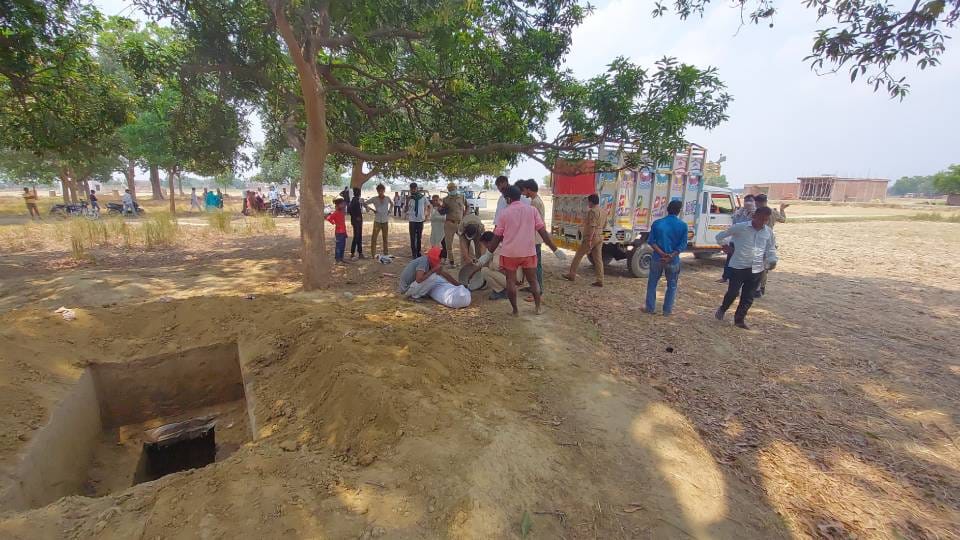 body of young man taken out of grave after three months in Sultanpur mother said he murdered in love affair