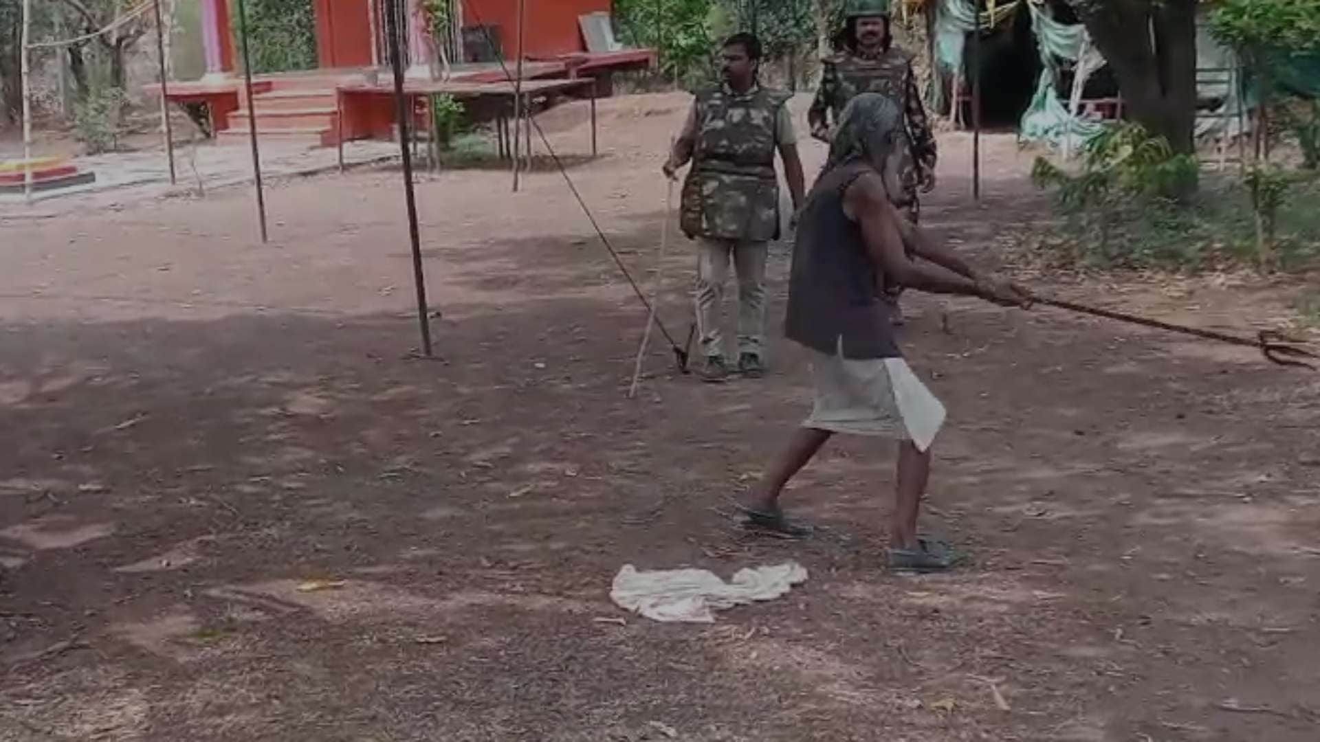 आरोपी ने किया पुलिस पर हमला