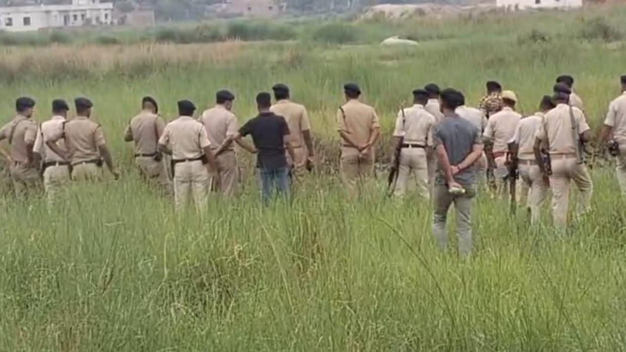 Bihar News : Minor girl student murder case after abused government teachers absconding saran bihar police