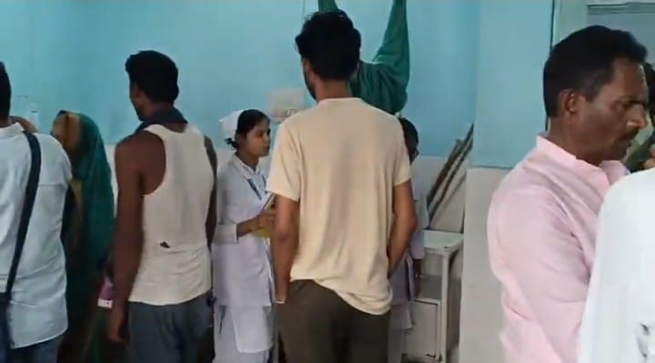 Bihar: Three youths got electrocuted while climbing on the roof of a train to make a reel, condition critical