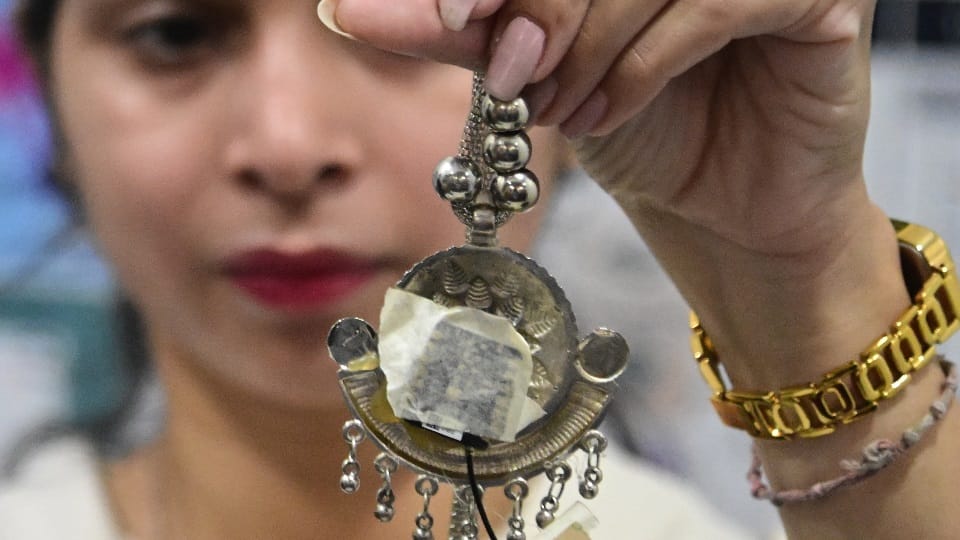 Raksha Sutra to protect jewellery CFSL PU case of snatching or theft