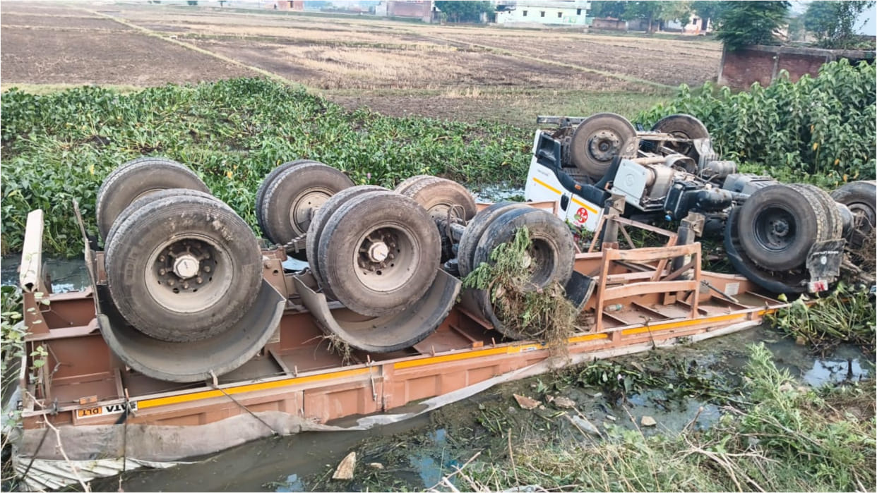 A cement laden trailer overturned in a ditch in Gorakhpur, the driver saved his life by jumping