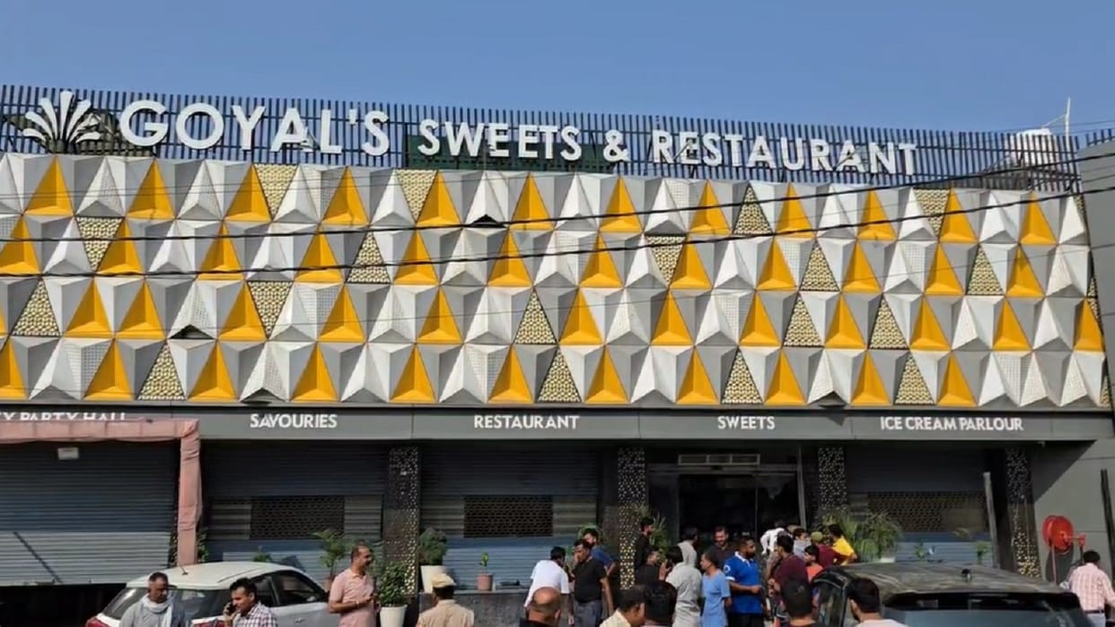Bike riding miscreants opened fire at Goyal Sweets restaurant in Naraingarh of Ambala, panic in the area