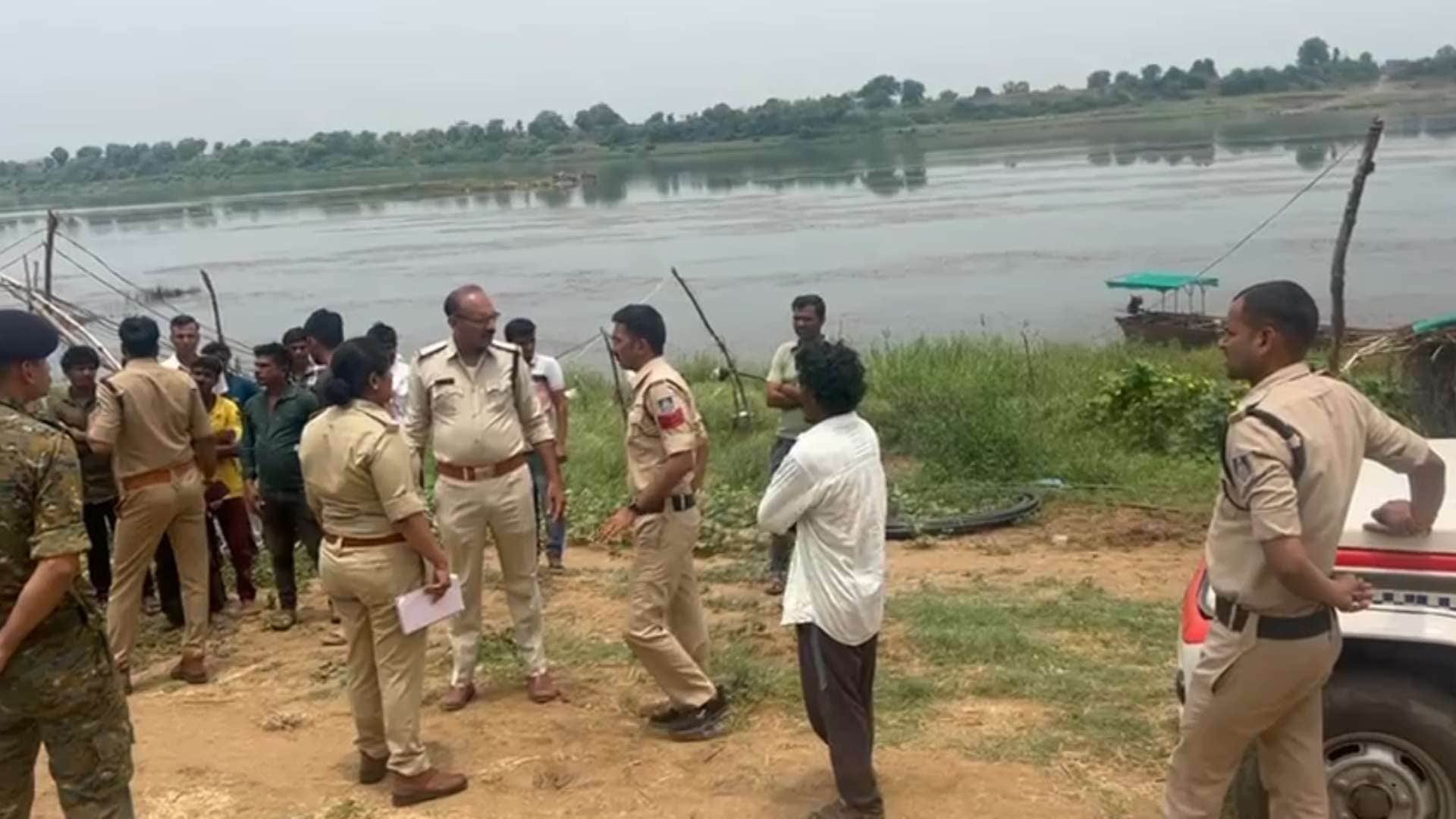 घटनास्थल पर मौजूद पुलिस