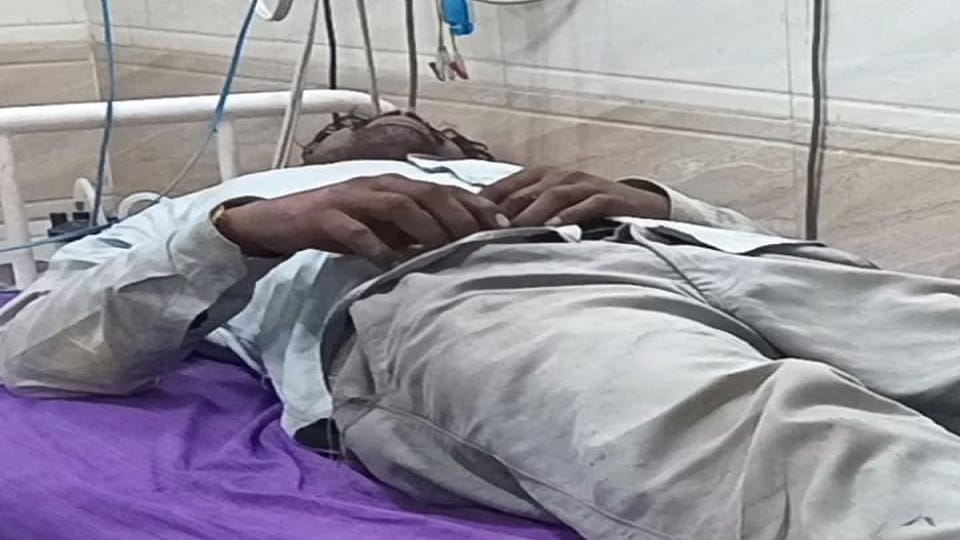 Bloody fight between two brothers over mobile one beat up the other and injured him in Korba