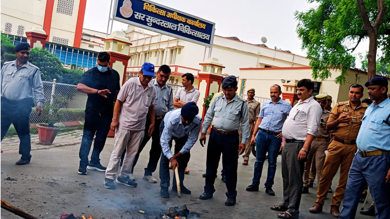 Demand to remove MS of BHU Students burnt effigy accused him of corruption raised slogans of Murdabad