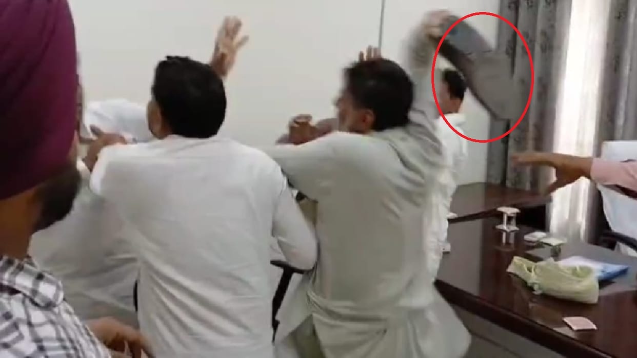 Fight between Sarpanch and former BJP Mandal President in Ratia BDPO office of Fatehabad