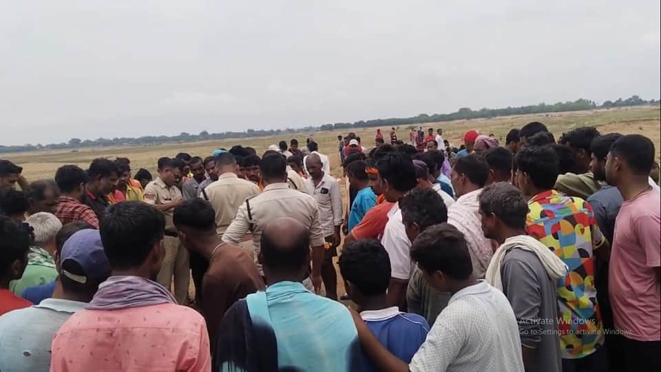 मौके पर पहुंची पुलिस और स्थानीय लोग