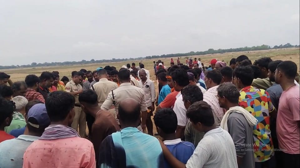 मौके पर पहुंची पुलिस और स्थानीय लोग