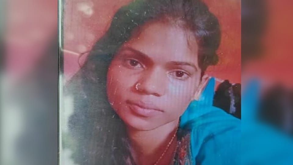 A girl committed suicide by hanging herself in Bhilai Cantonment Police Station area