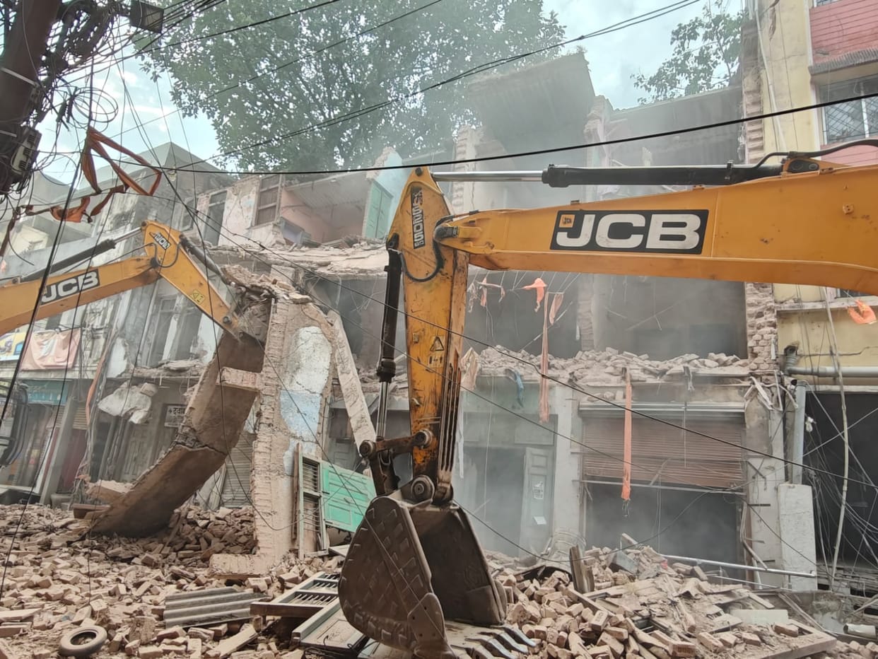 Indore: Before monsoon, the corporation remembered the dangerous houses, demolished the old house built in fou