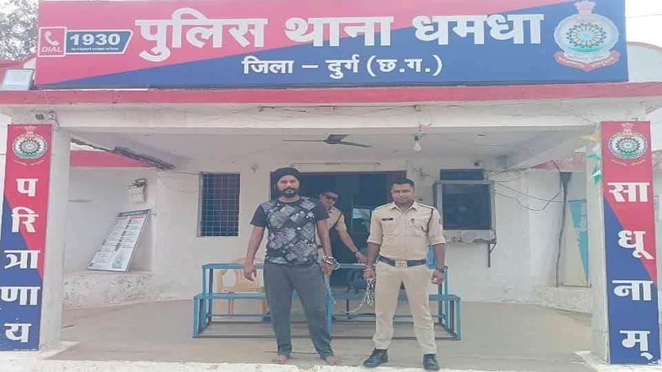 पुलिस की गिरफ्त में आरोपी