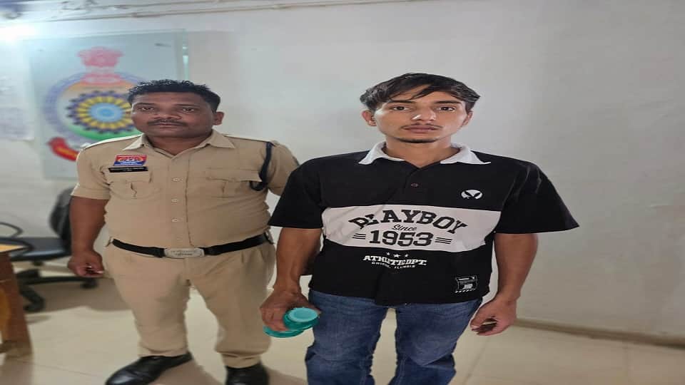 पुलिस की गिरफ्त में आरोपी
