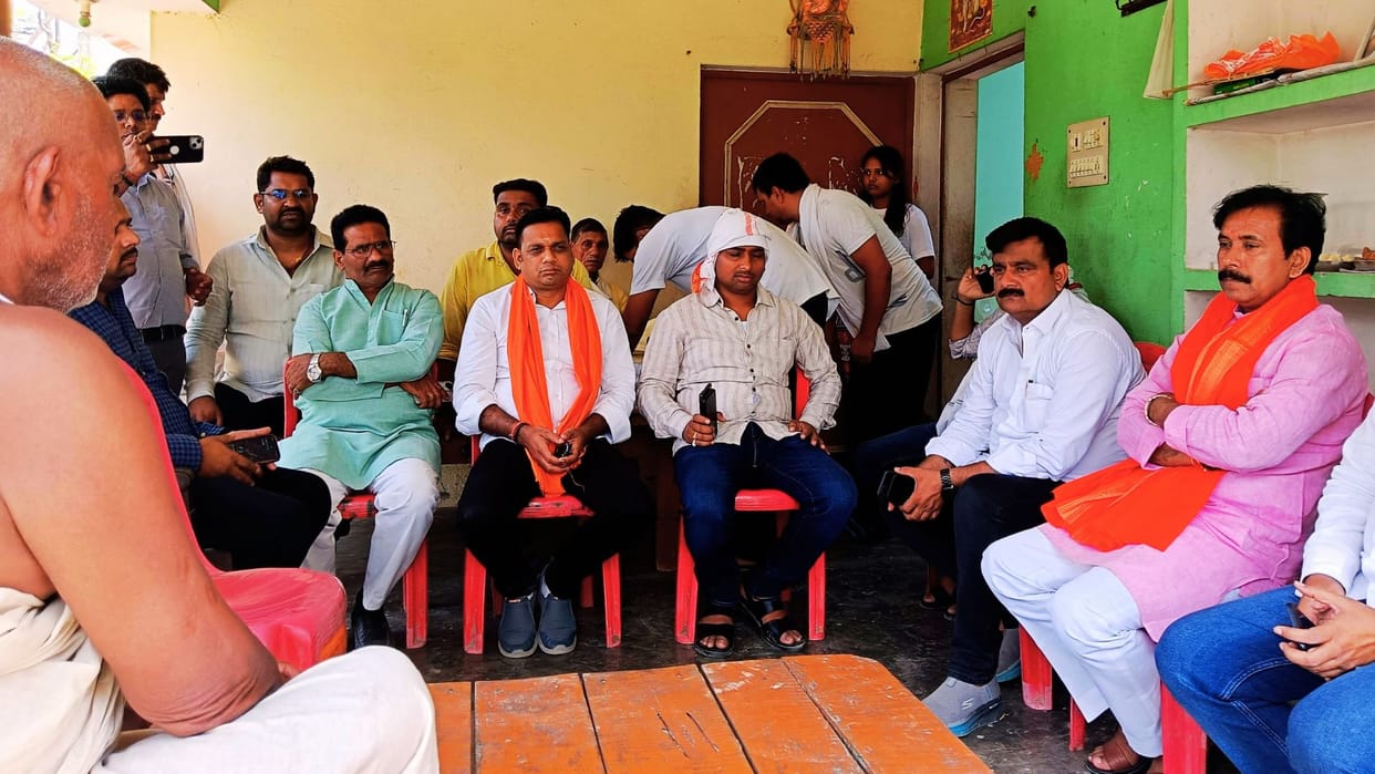 Road built name of head constable in chandauli cabinet minister anil rajbhar reached the house of policeman