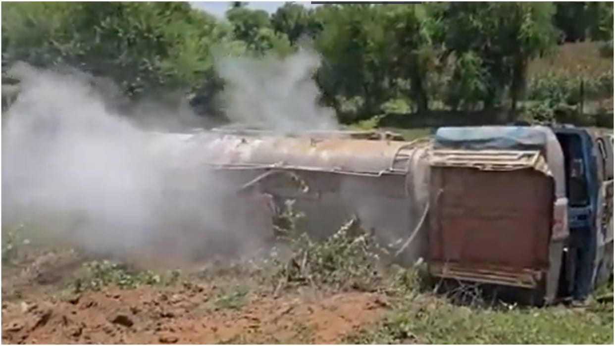 accident on Ahmedabad Vadodara Expressway, tanker filled with hydrogen peroxide overturned, chemical leaking
