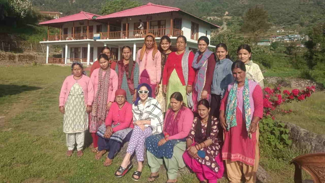 Actress Sara Ali Khan visited Dayara Bugyal and Barsu village uttarkashi talked to women