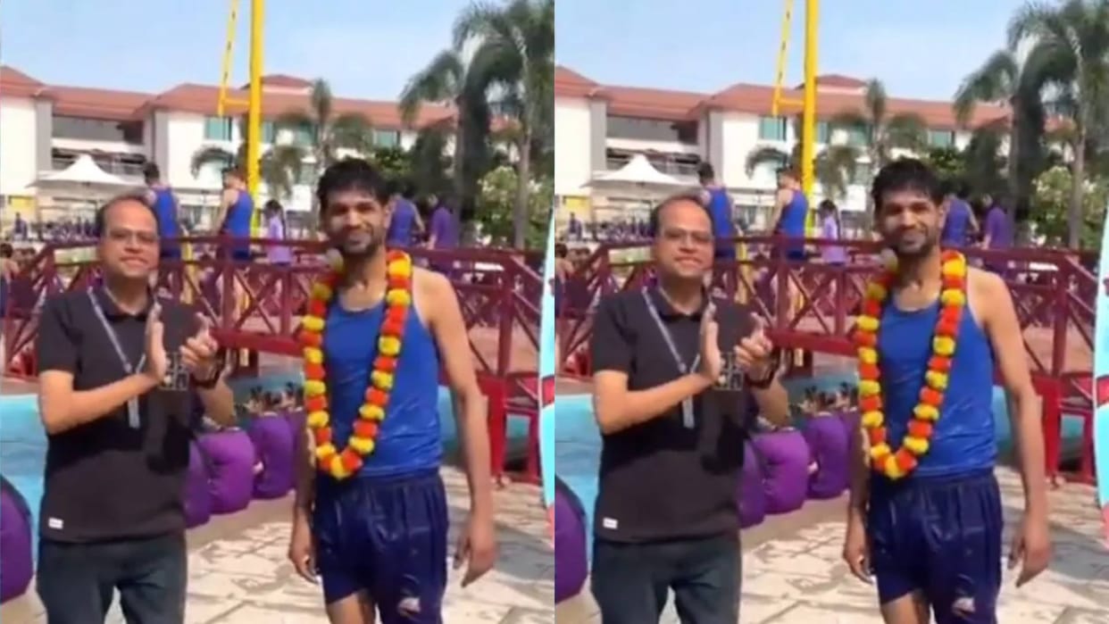 In a water park a boy asked about bathroom employee called him out and garlanded him video goes viral