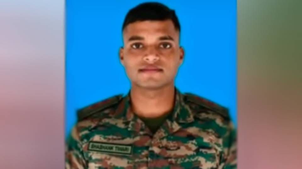 martyr Lieutenant Shashank mother was given financial aid of 50 lakhs in Ayodhya One member will get job