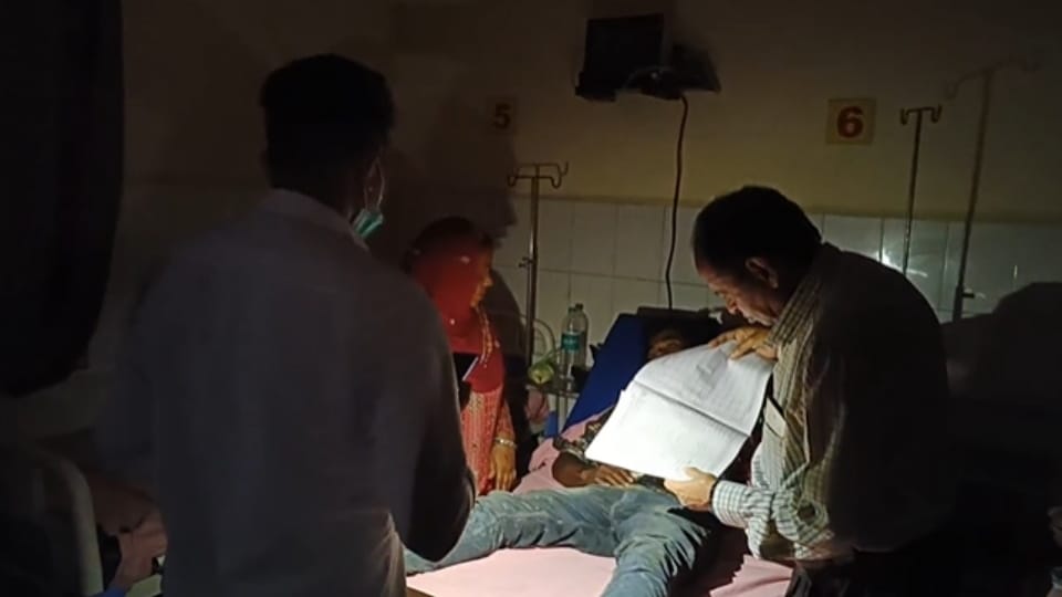 Saharanpur: Power Outage in Saharanpur Hospital, Doctors Treat Patients Using Mobile Flashlight