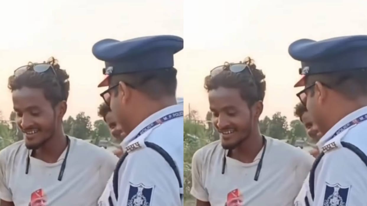 Boys were going without helmets when the traffic police caught them they started making excuses Video Viral