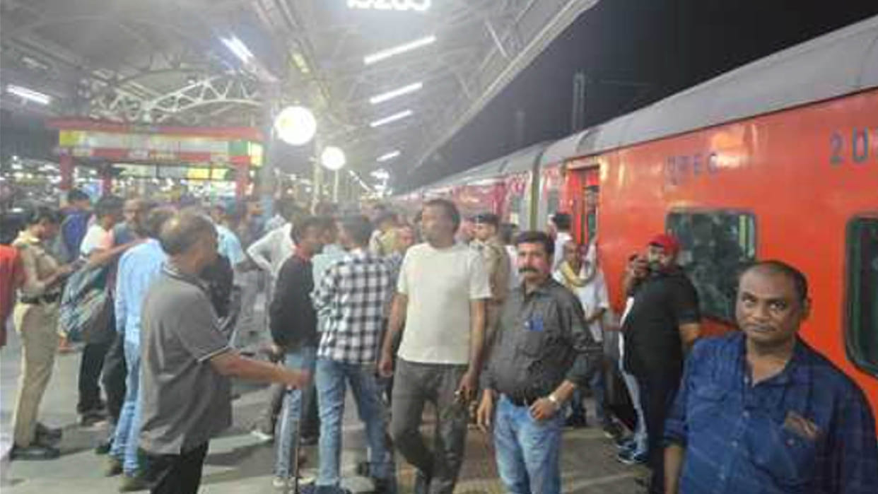 Kanpur: Chitrakoot-Jabalpur Express' AC fails, uproar, many postpone journey