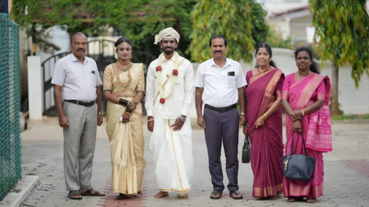 Bride refused to marry boyfriend took the girl from the mandap groom stood there Video goes viral on Internet
