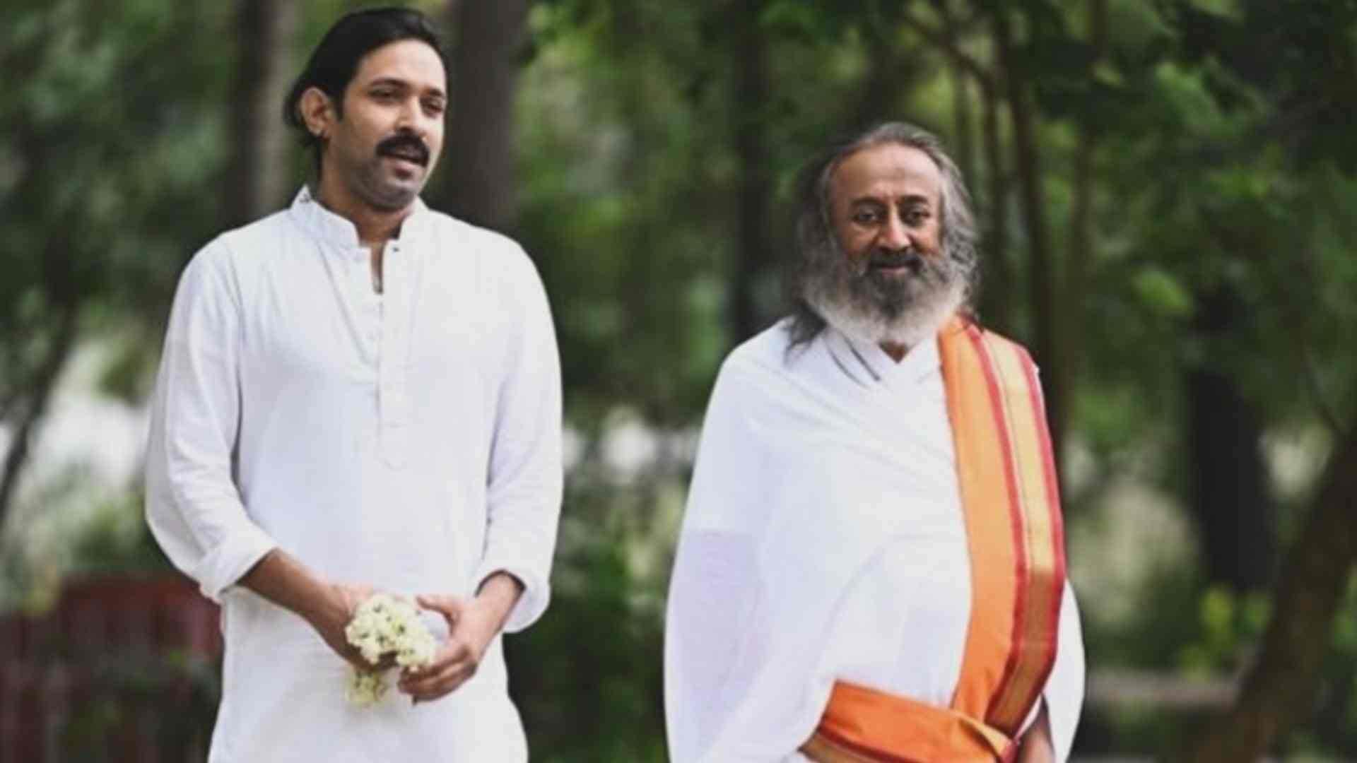 Hina Khan Meet with spiritual guru shri shri ravi shankar shares photos with Vikrant Massey and others