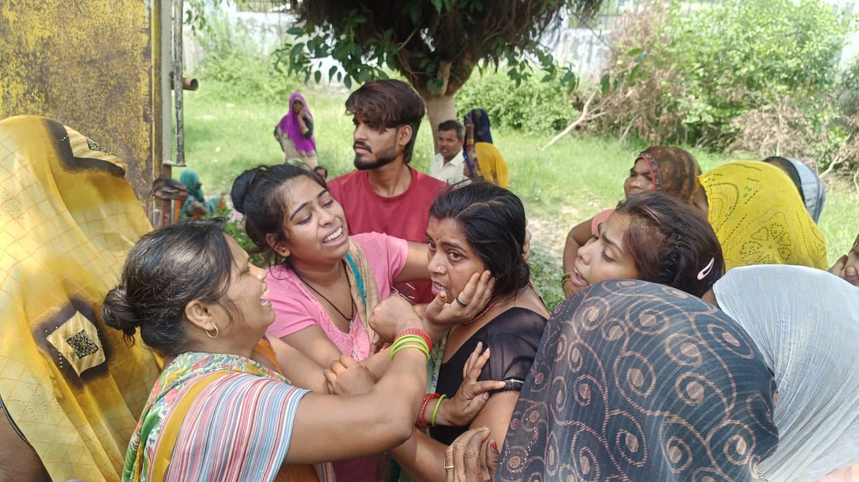 Bike rider dies crushed by an unknown vehicle family members in uproar